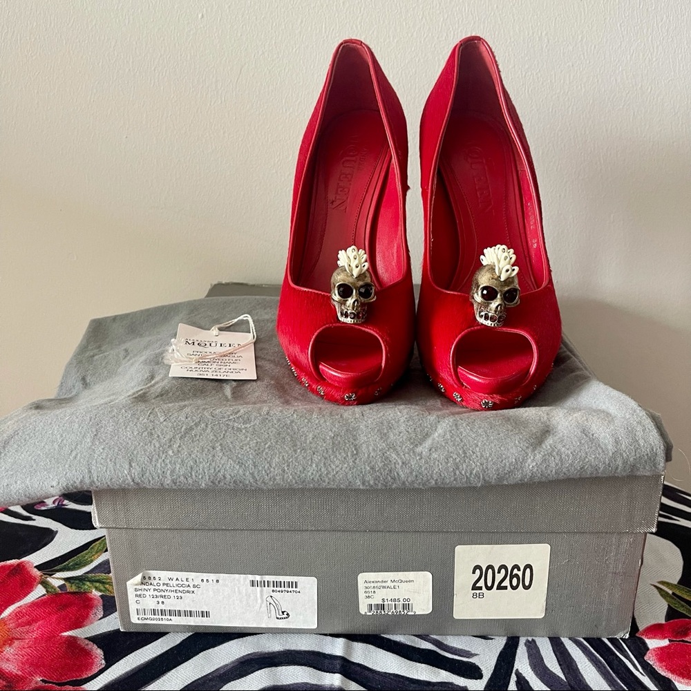 Alexander McQueen Red Suede Skull Embellished Peep Toe Pumps Size 38 - Picture 9 of 13